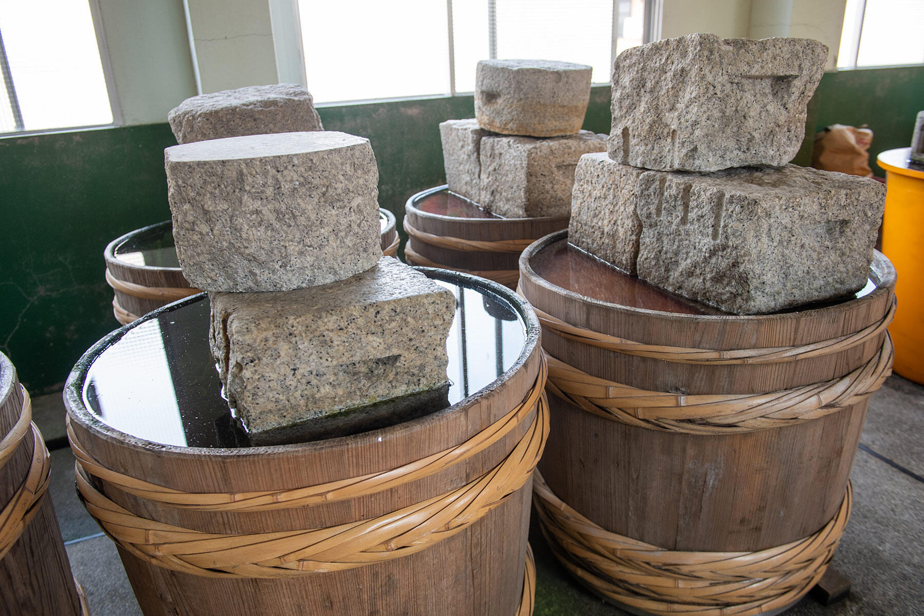 フナを漬ける樽