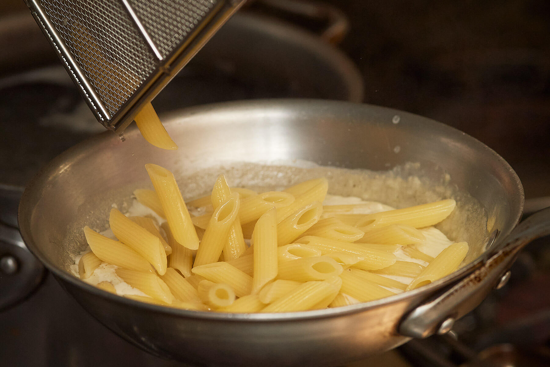 ペンネを加える