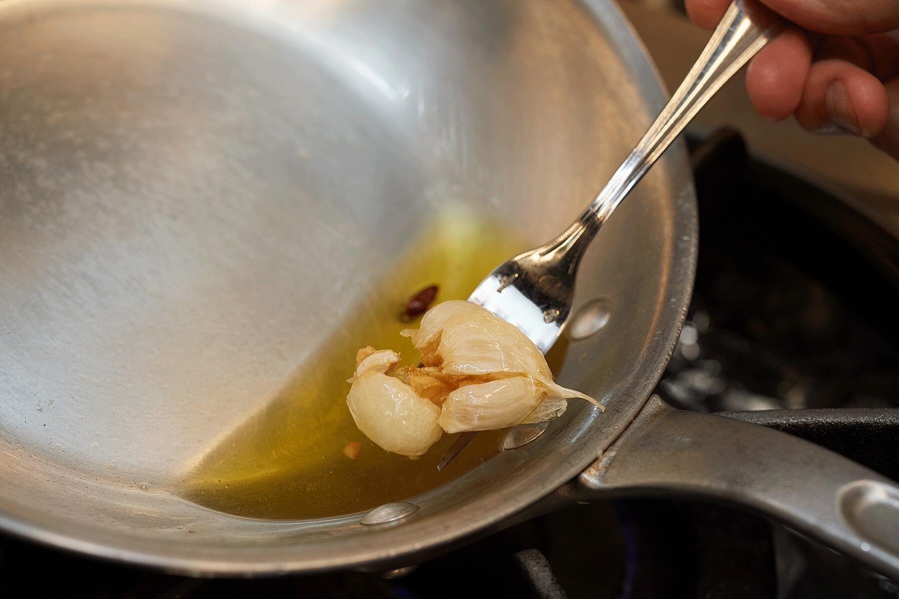 にんにくと唐辛子を取り出す