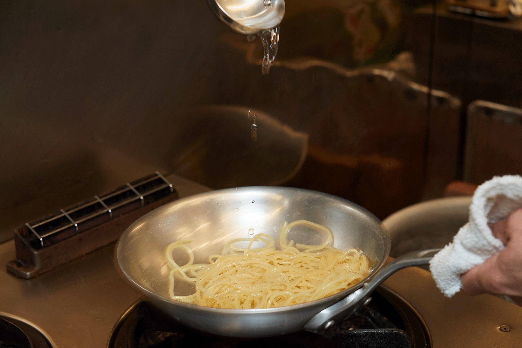 パスタのゆで汁を加える