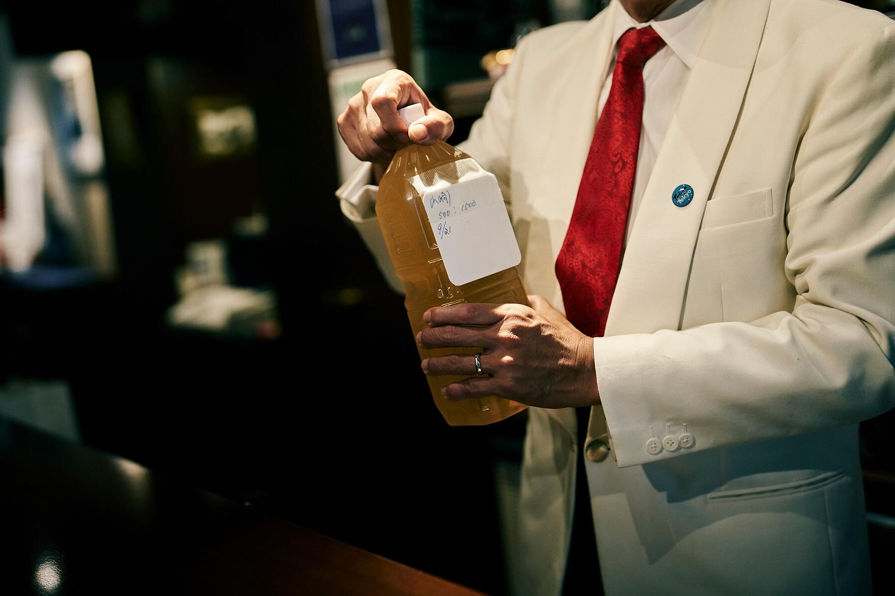 ペットボトルを持つ高坂さん