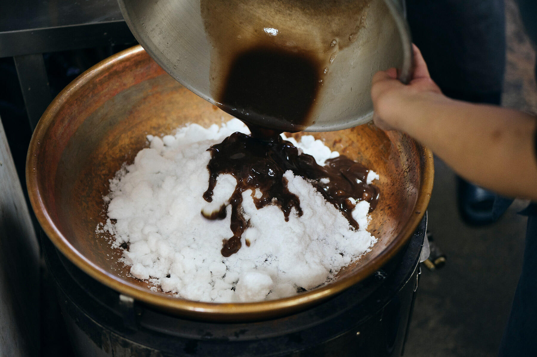 上菓子屋の粒餡を味わう「麦饅頭」｜「岬屋」の今月の和菓子⑭ | dancyu本誌から | 【公式】dancyu (ダンチュウ)