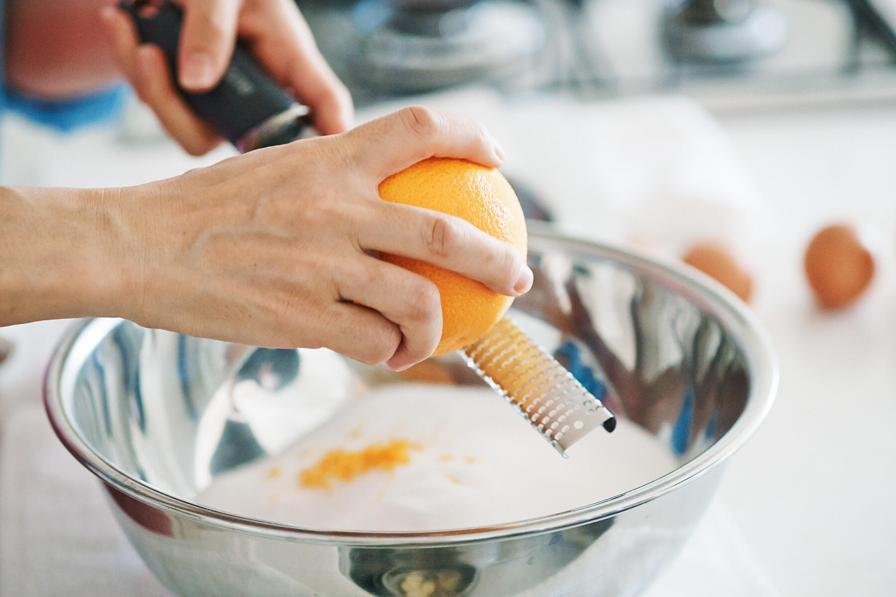 オレンジをすりおろす