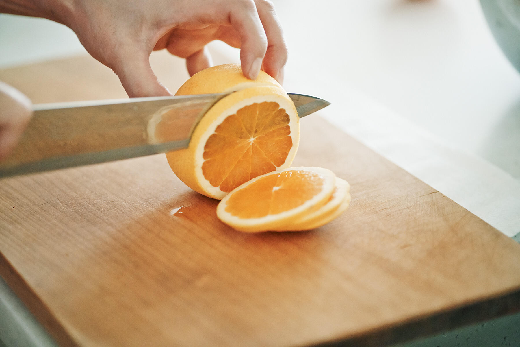 オレンジをスライスする