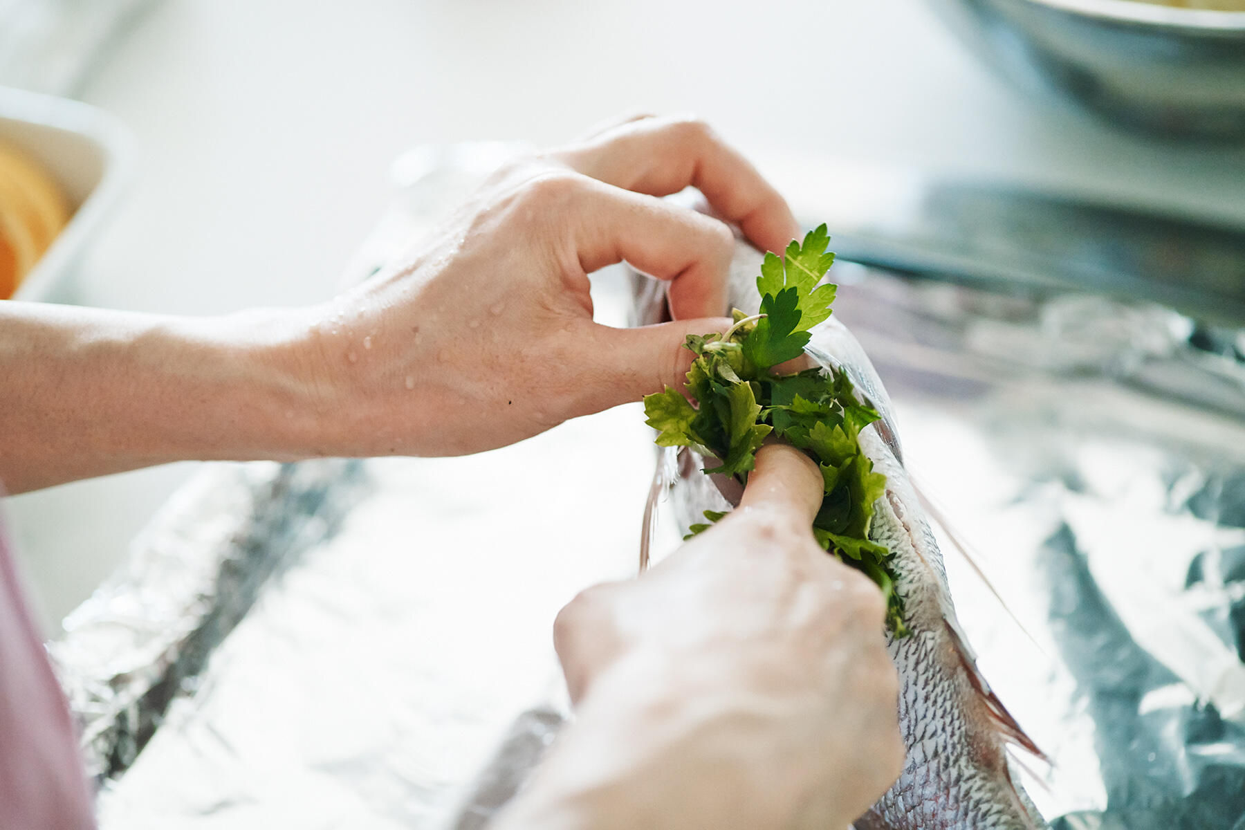 鯛のハーブを詰める