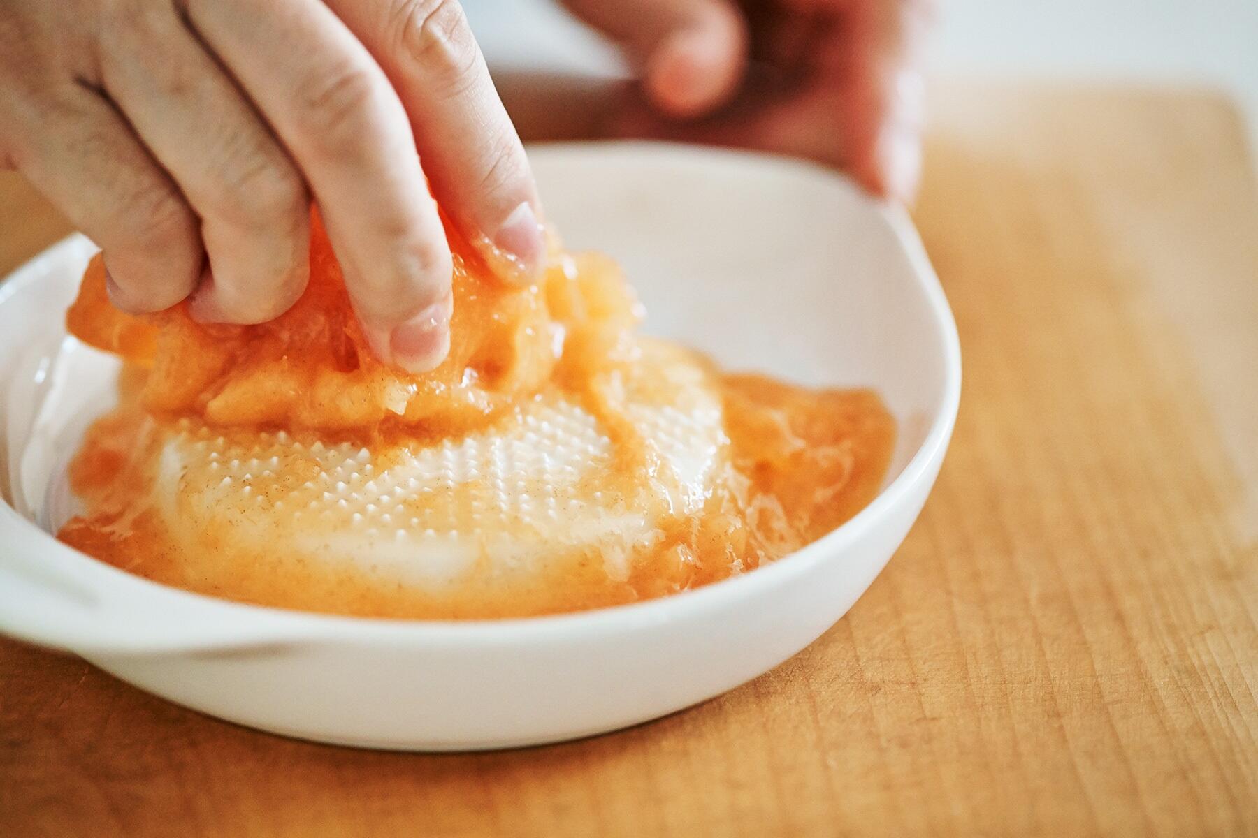 柿をすりおろす