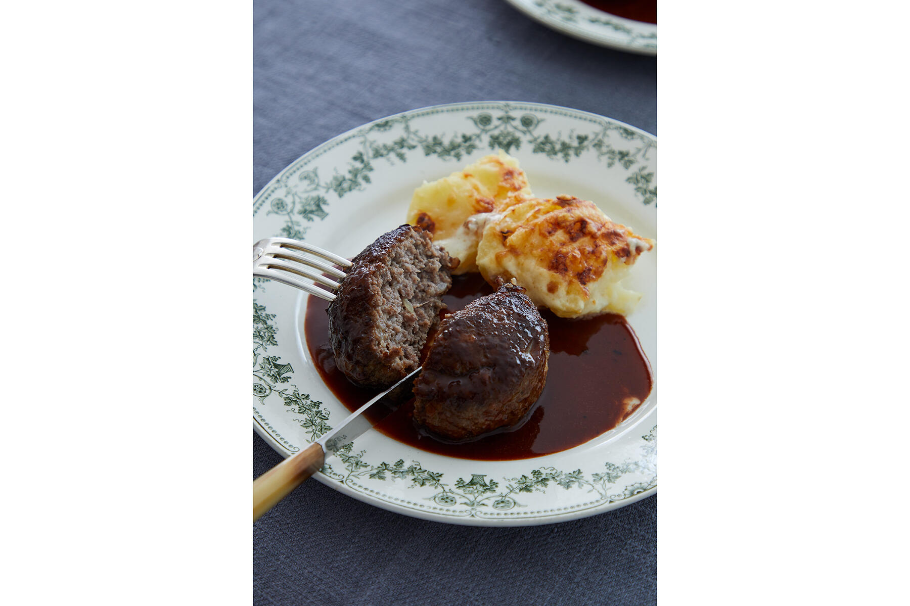 洋食の王道！“ハンバーグステーキ”