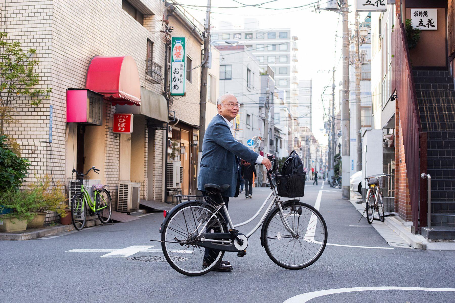 自転車と男性