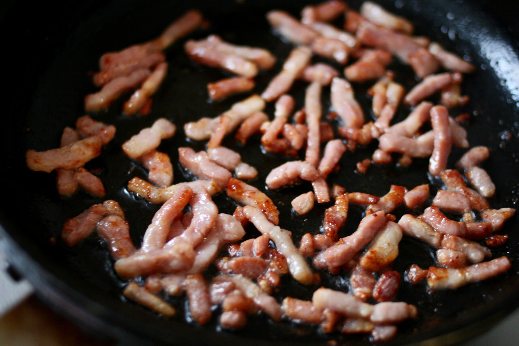 ベーコンを焼く