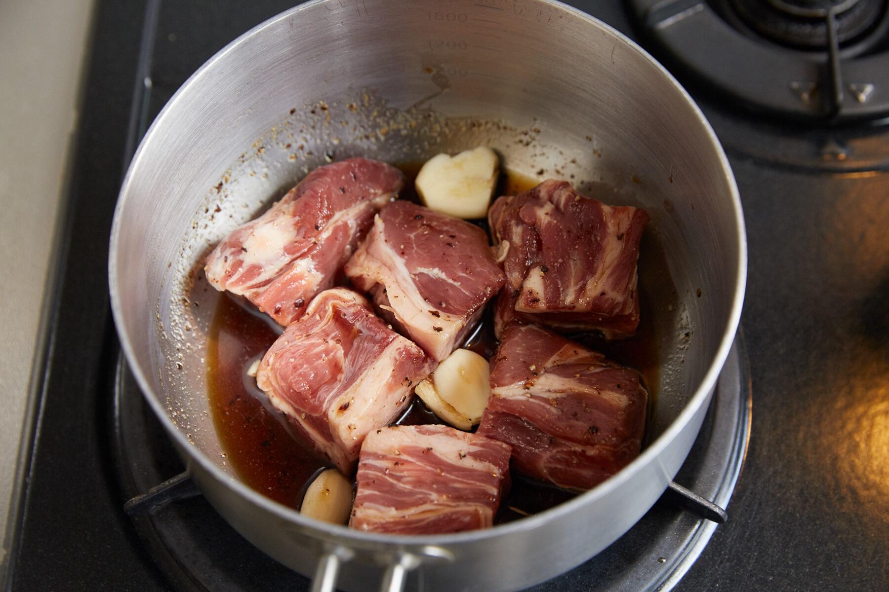 調味料を火にかける