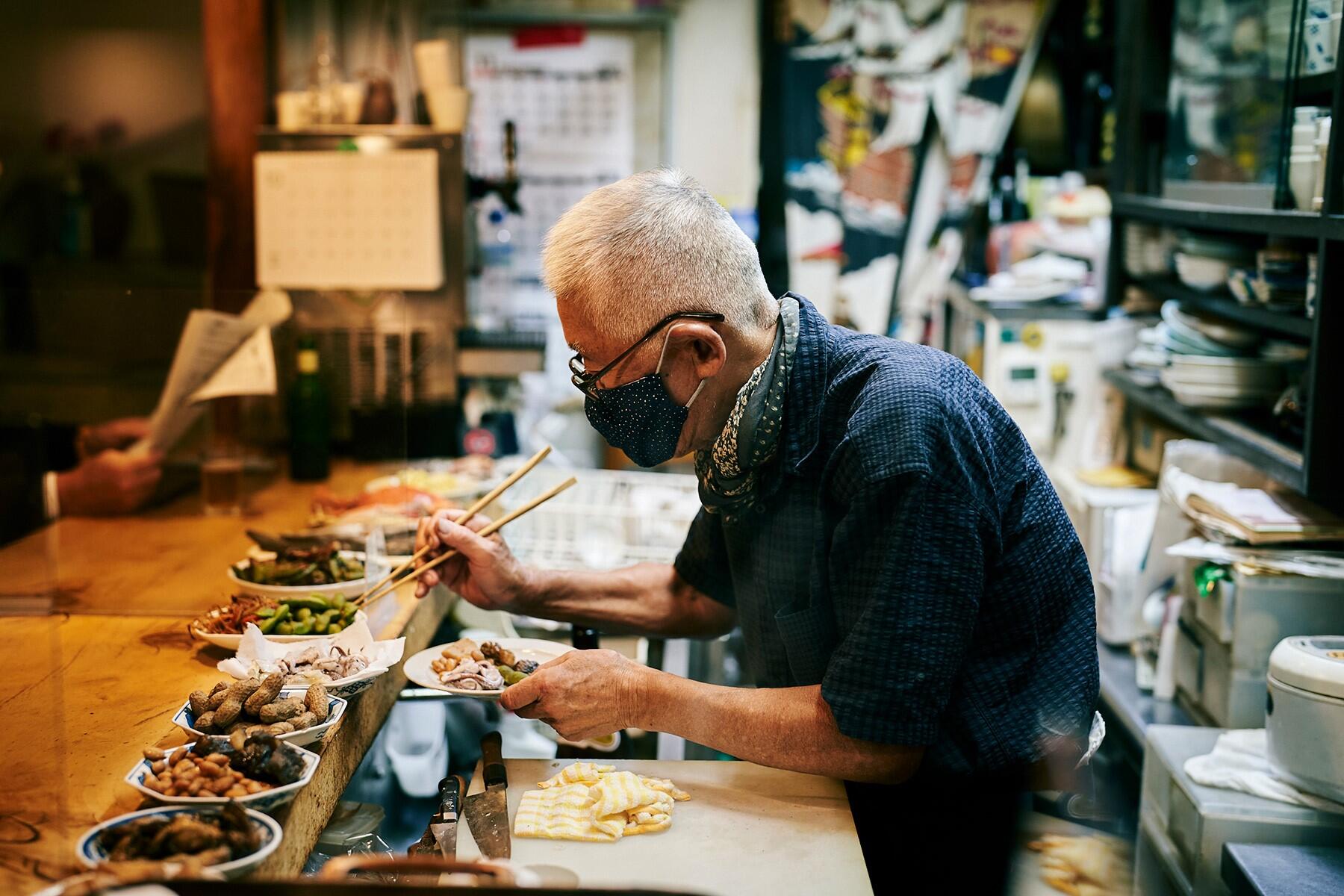 調理する中川尚さん