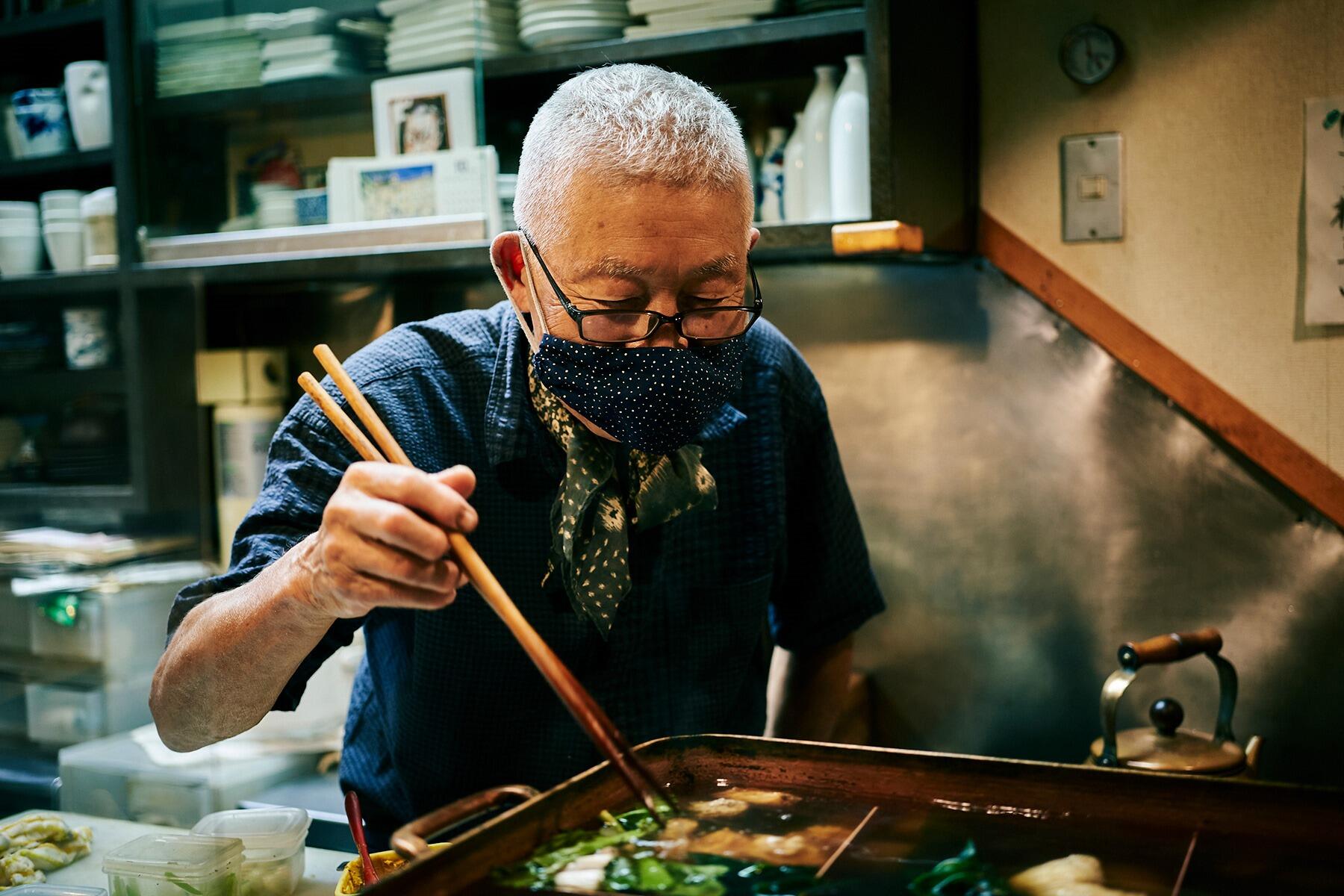 箸を持つ中川尚さん
