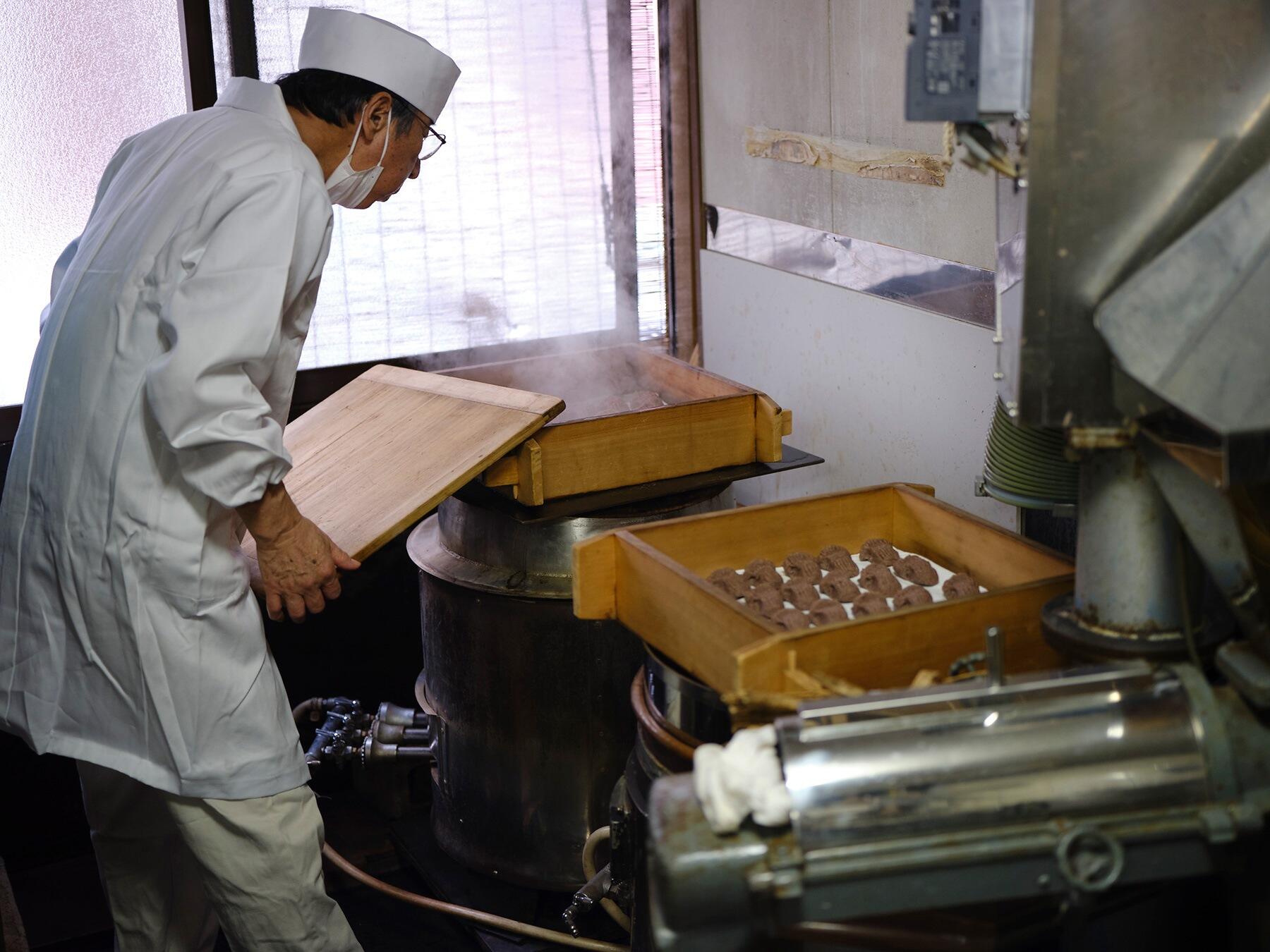 蒸し器を確認する渡邊好樹さん