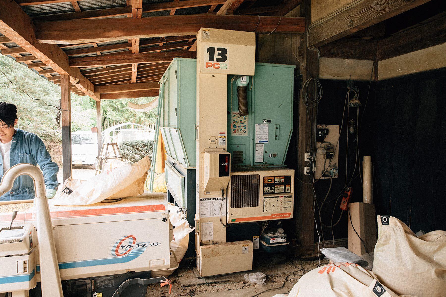 納屋の機械