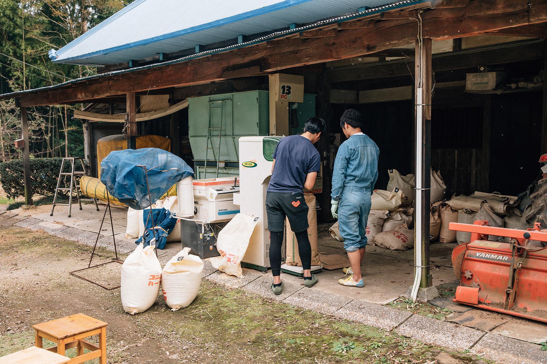 納屋の前で話し合う人