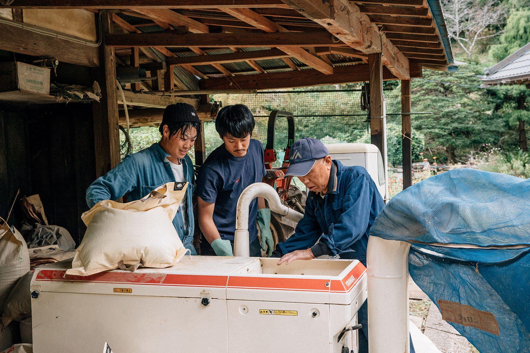 機械を見る人たち