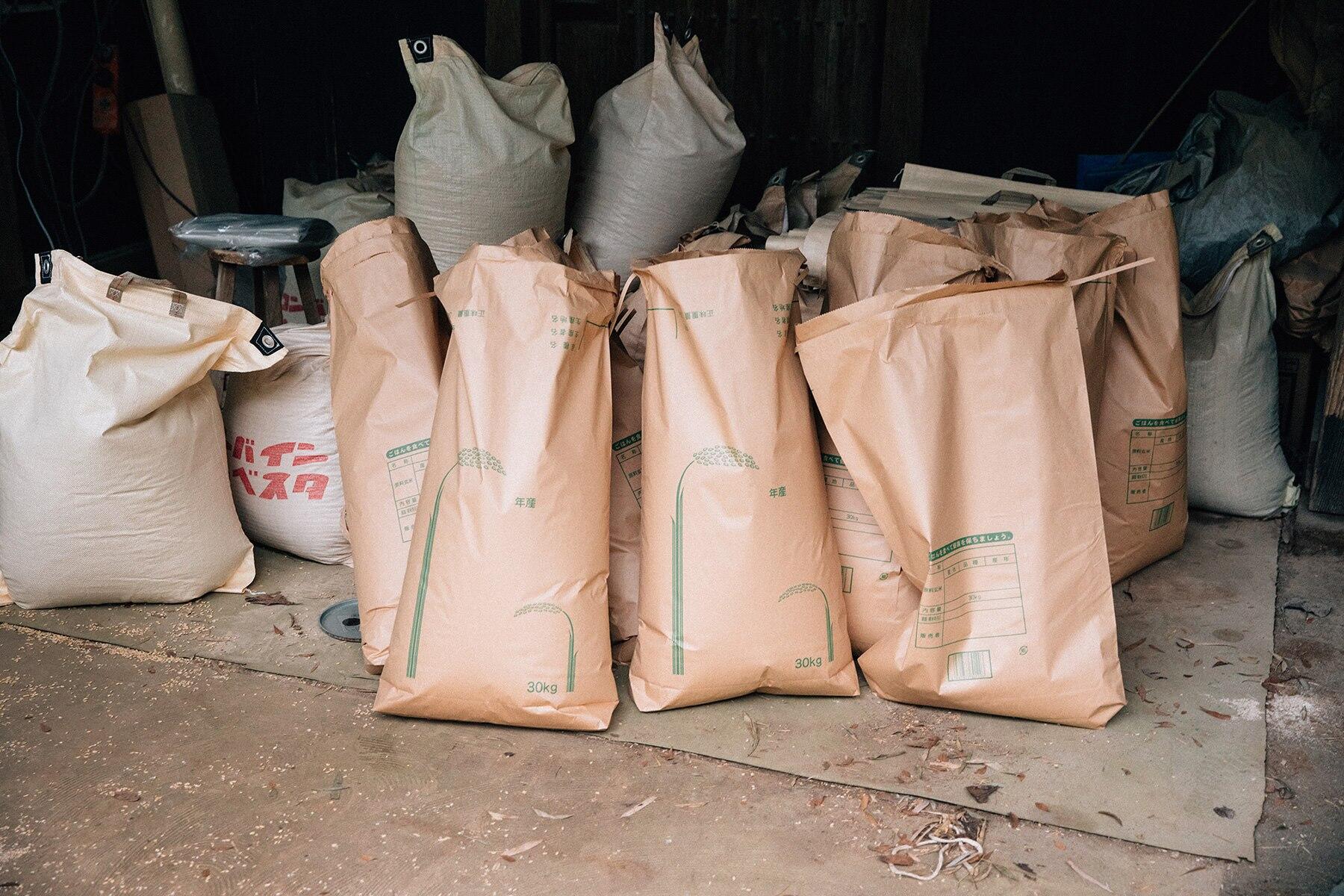 置かれた米袋