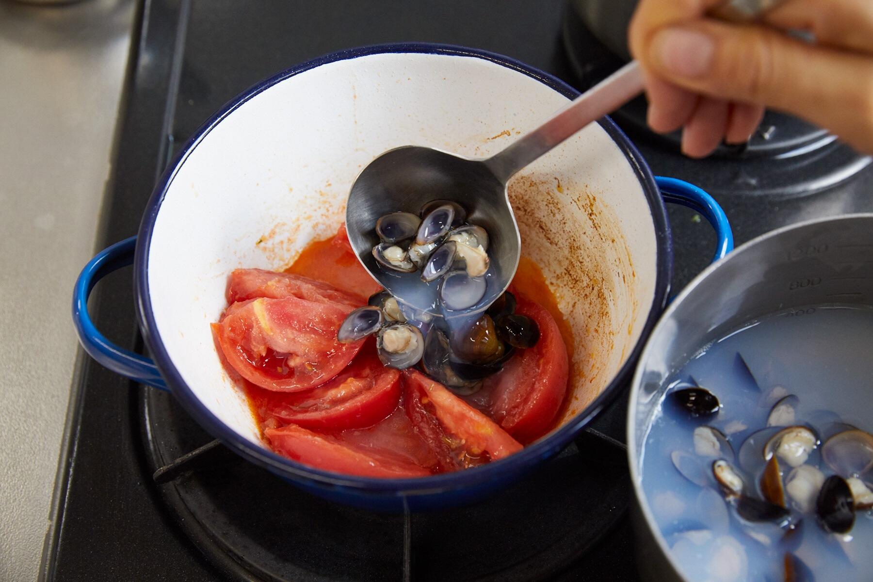 貝と魚醤の旨味が味わいを深くする しじみとトマト ディルのスープ 白ご飯が進みまくるベトナム料理 公式 Dancyu ダンチュウ