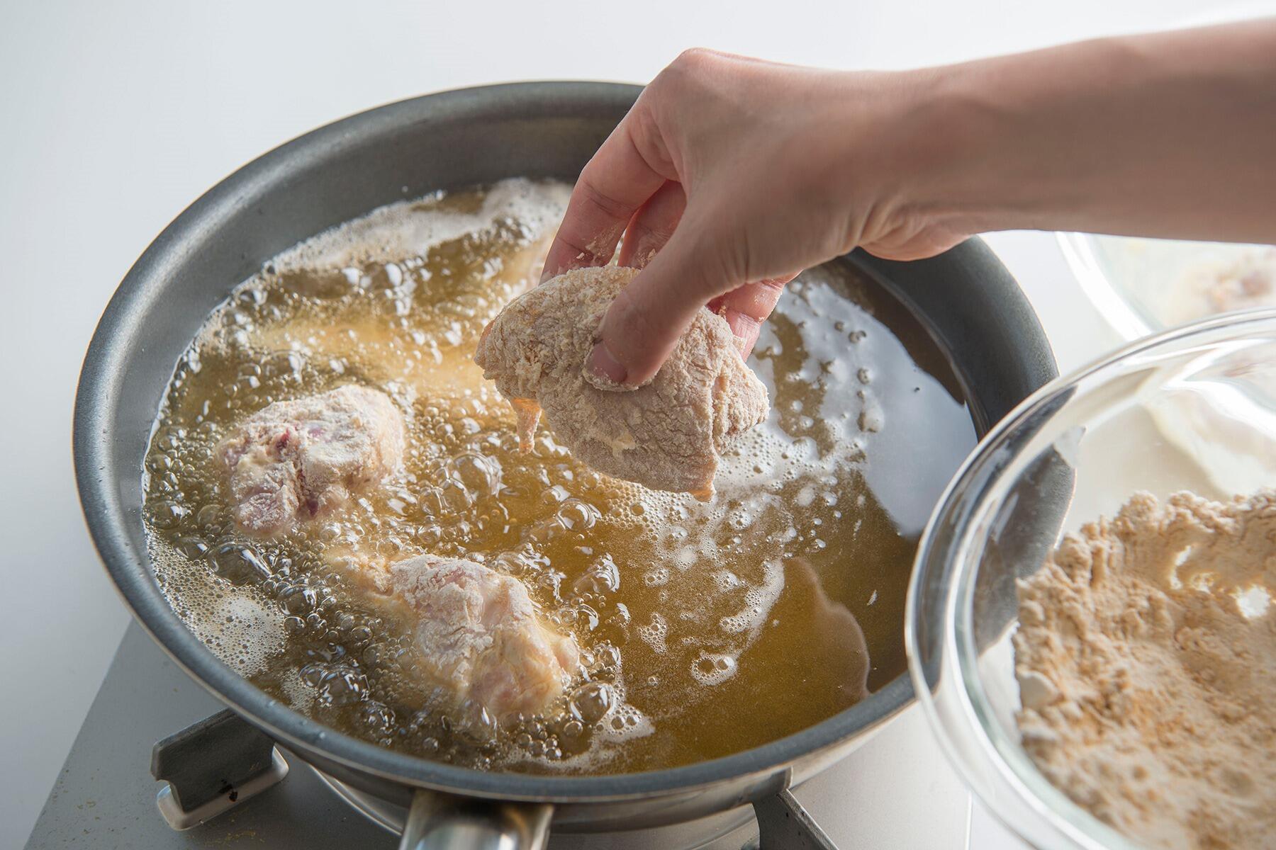 鶏肉を揚げる