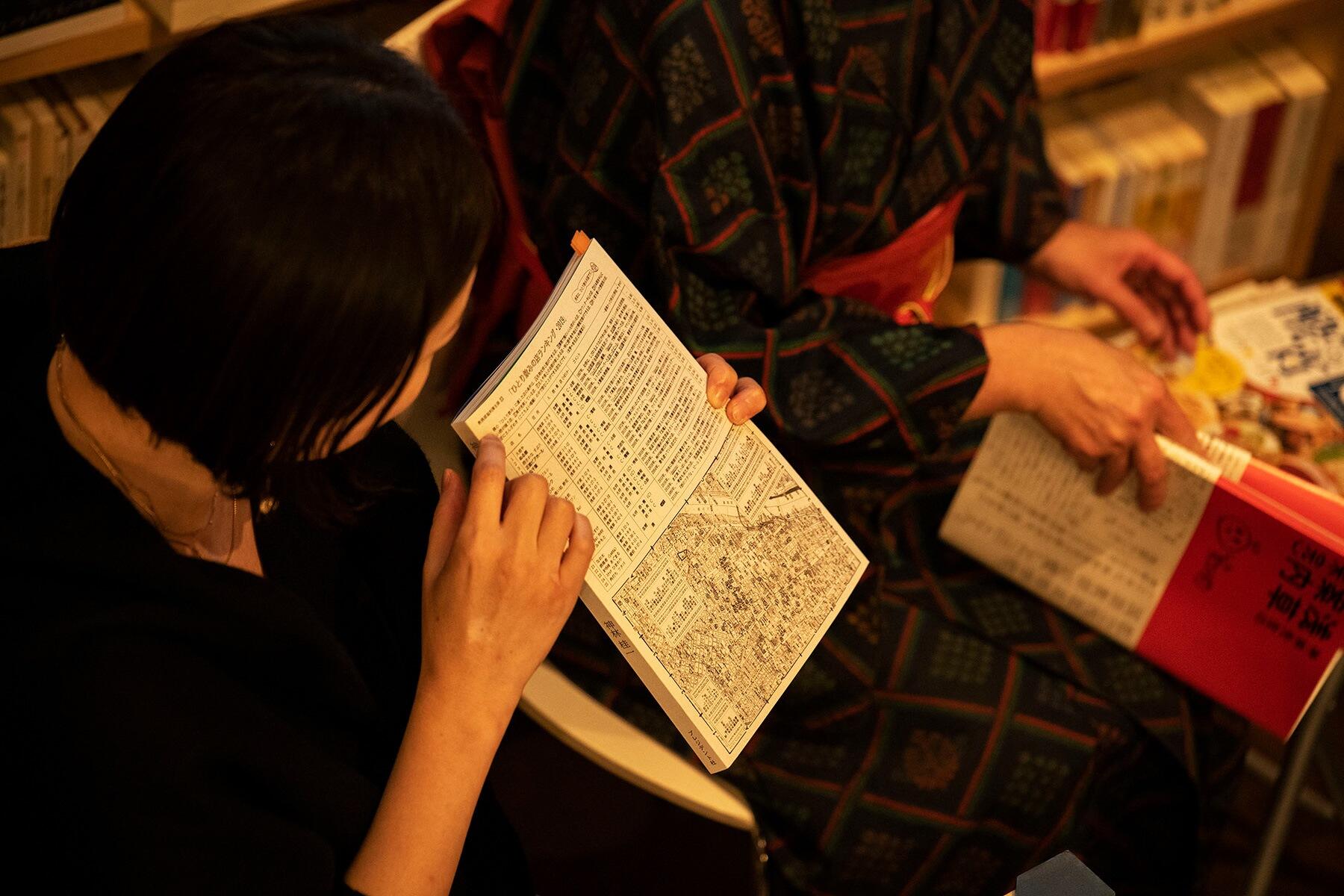 表紙を見せる人