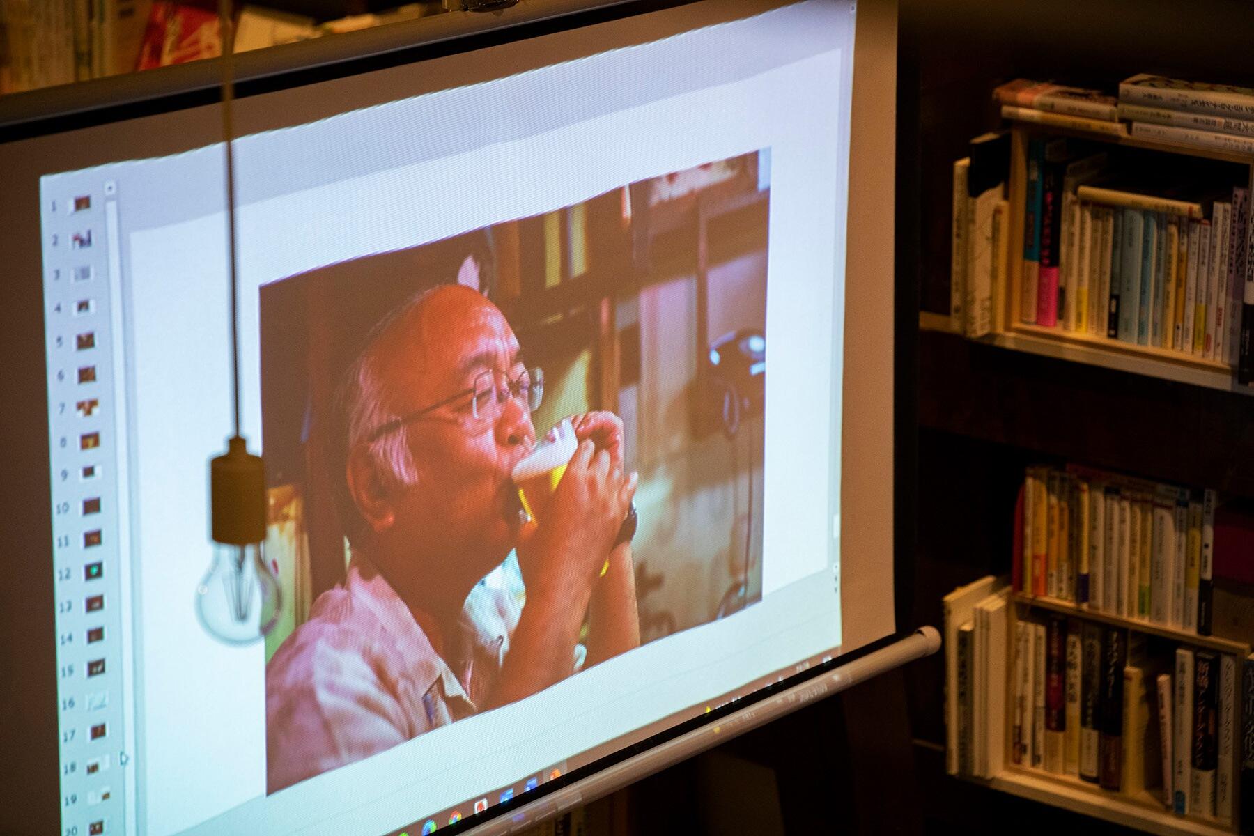 モニタに映る神林先生の写真