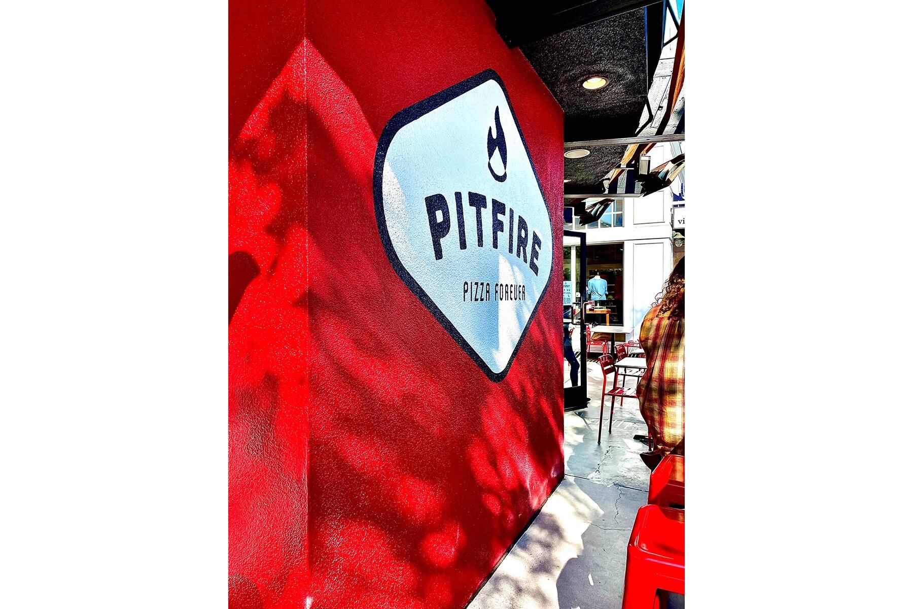 ロゴの入った壁