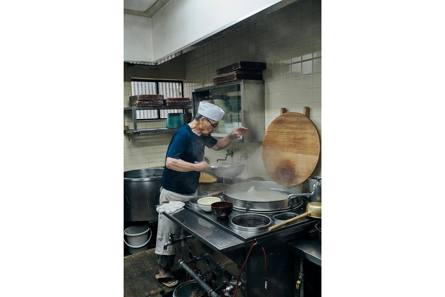 蕎麦をゆでる男性