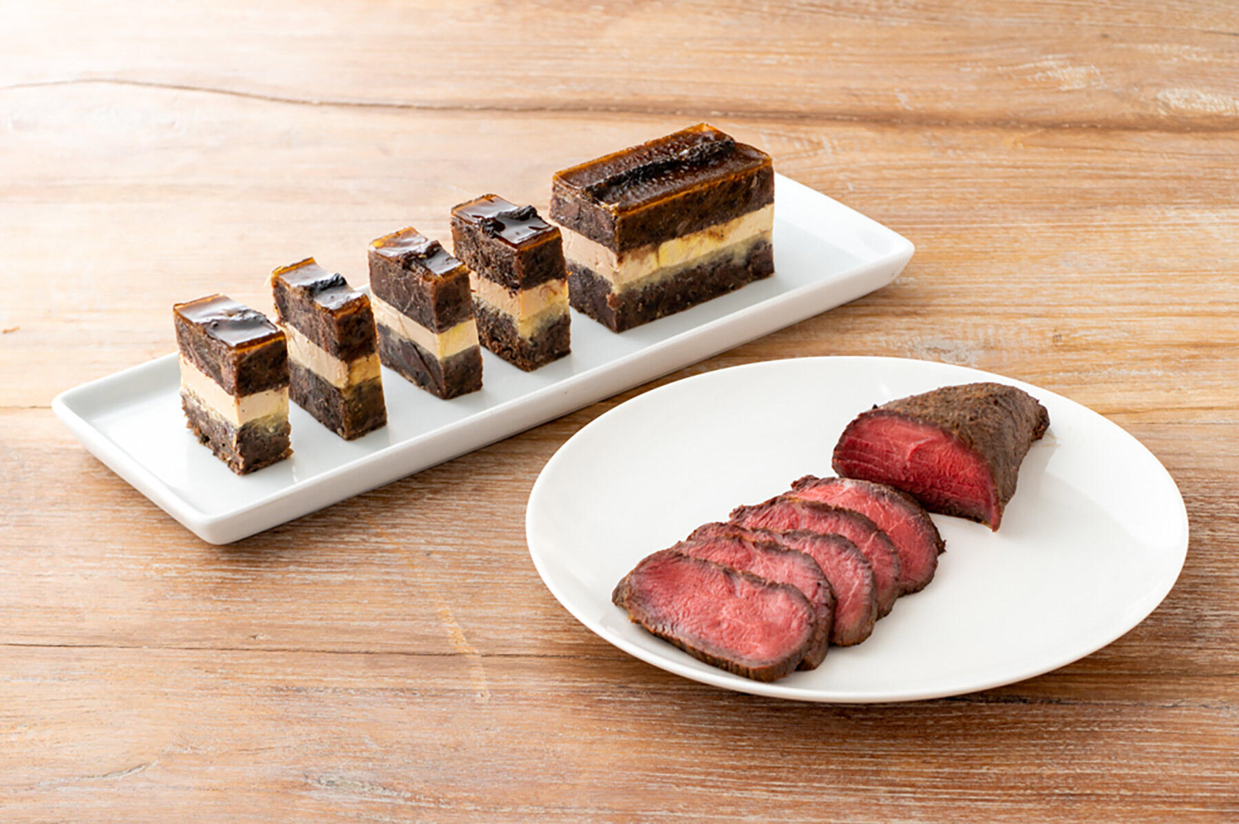 蝦夷鹿ローストビッシュと蝦夷鹿とフォアグラのプレッセ・ガトー