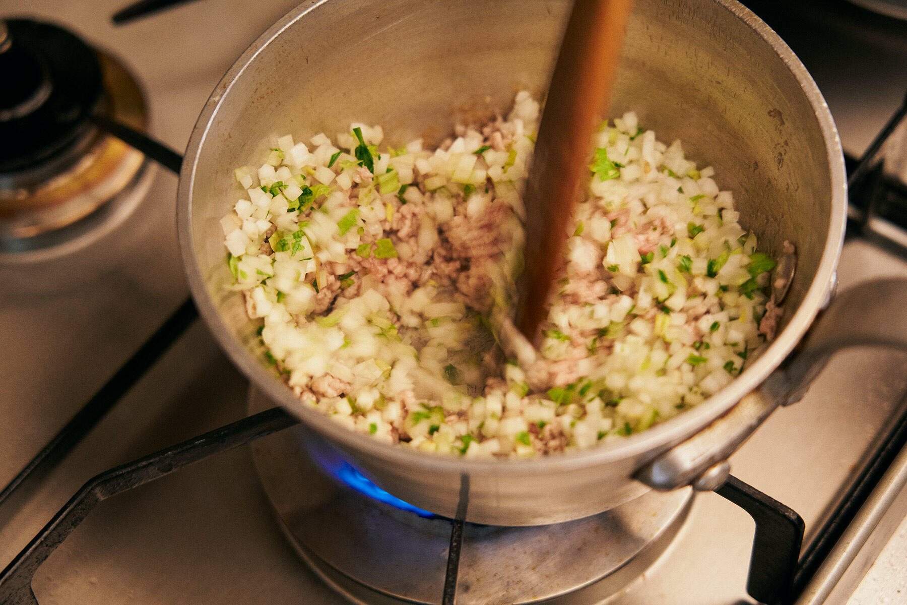 セロリを炒める