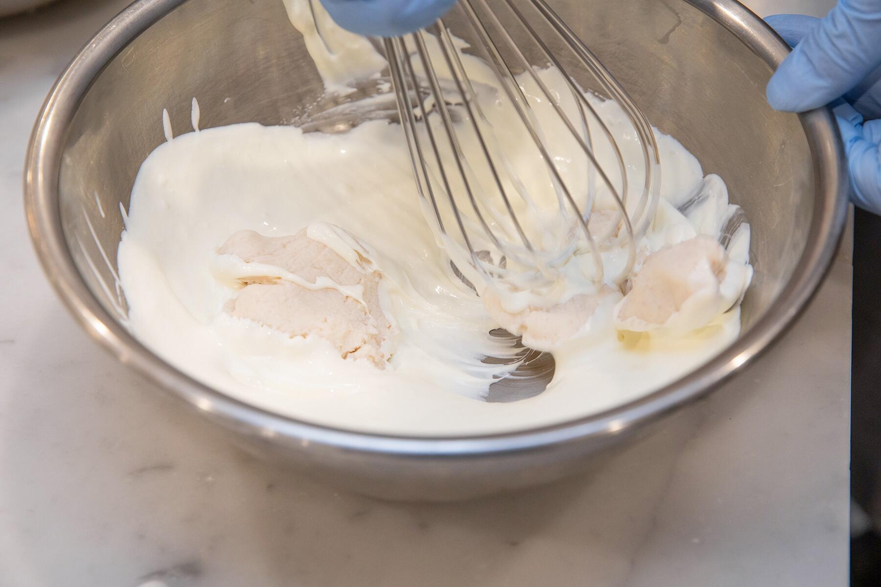 材料の入ったボウルと泡だて器