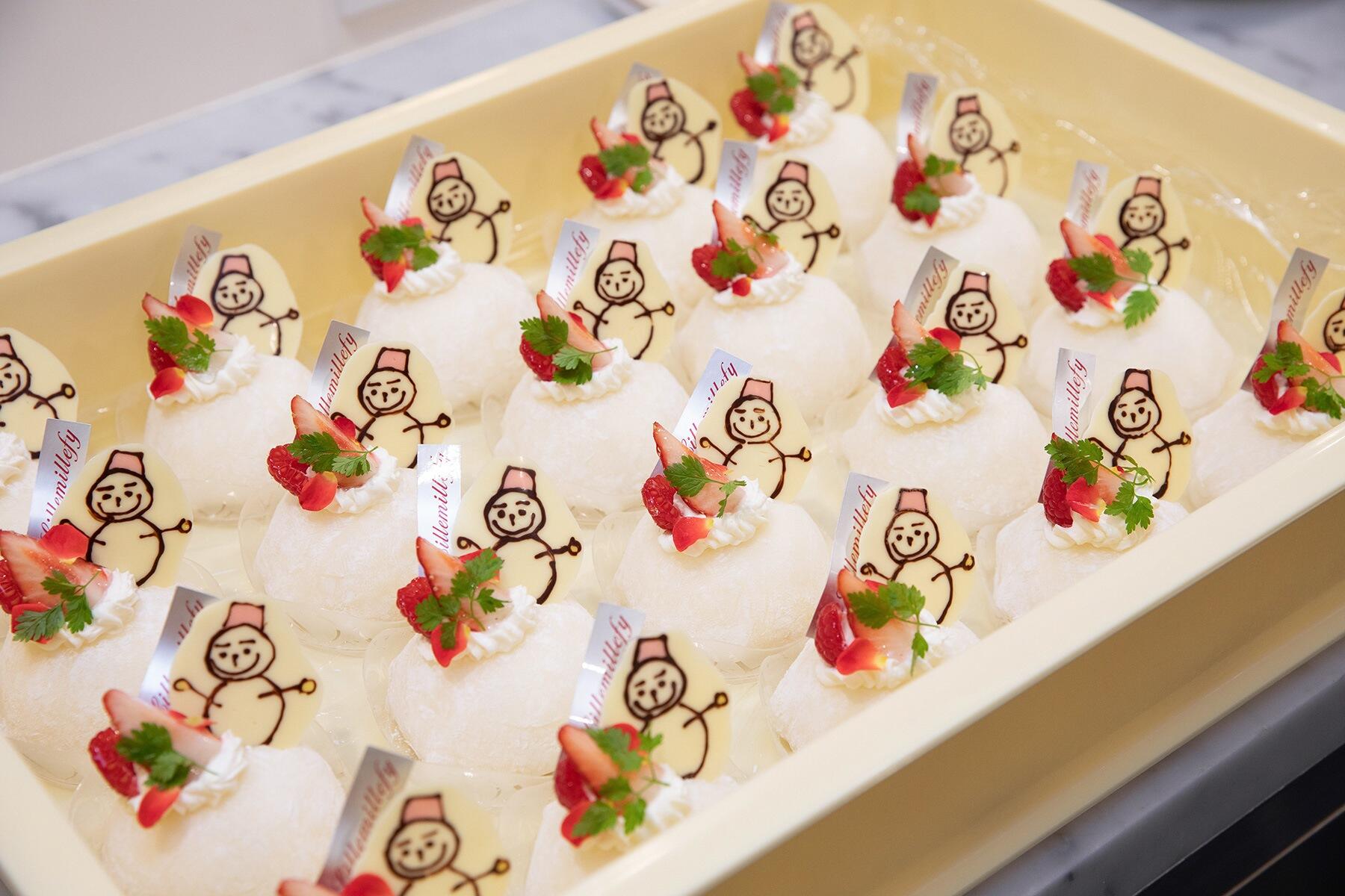 トレイに並んだケーキ