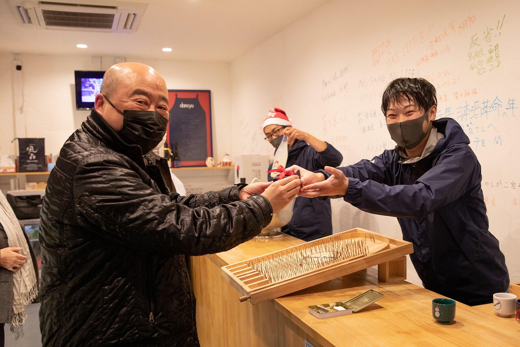 ギフトボックスを渡す人、受け取る人