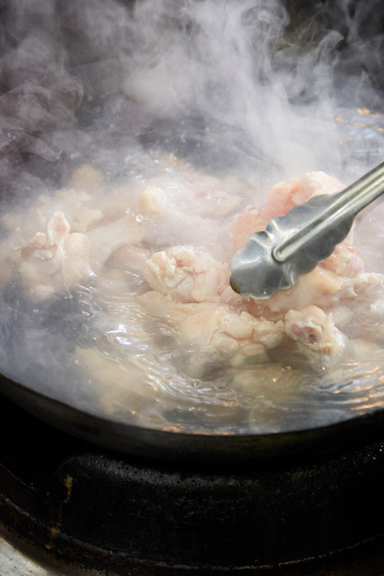 手羽元をゆでる