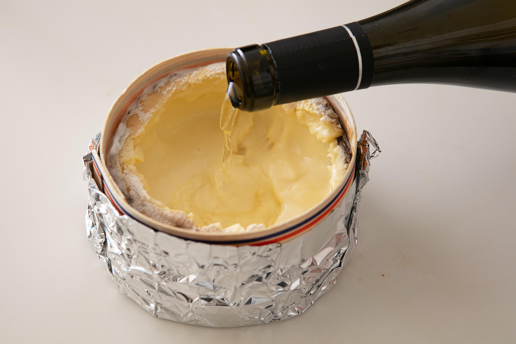 白ワインを注ぐ