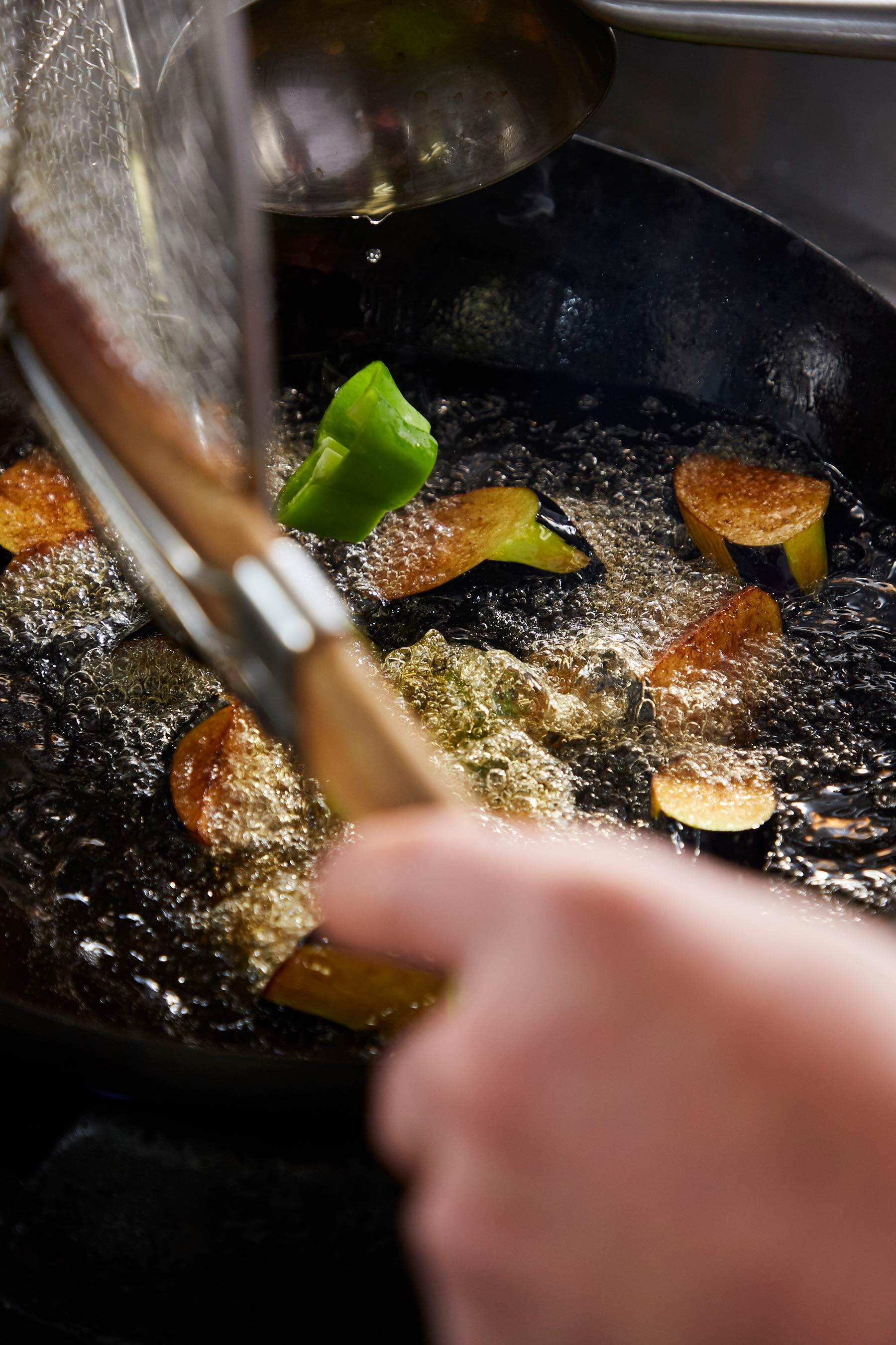 ピーマンも素揚げする