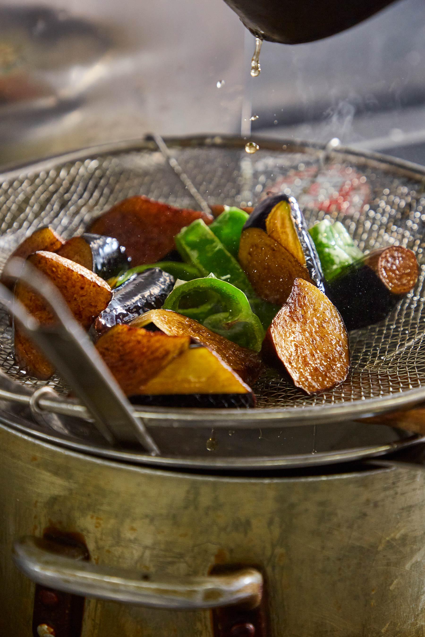 ピーマンも素揚げする