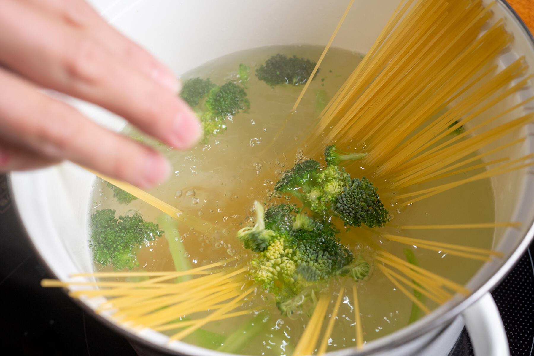 パスタとブロッコリーをゆでる