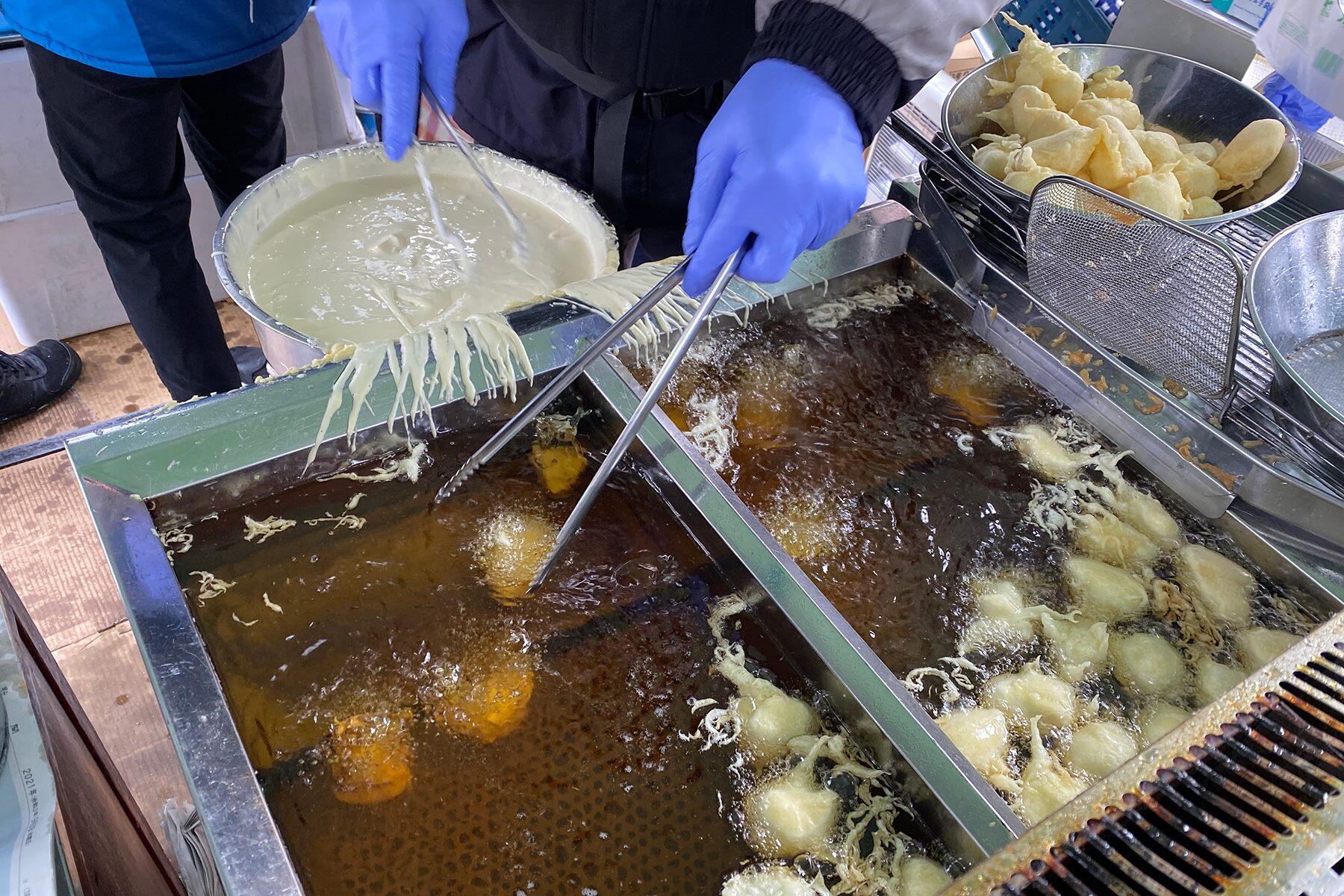 いも天を揚げる様子