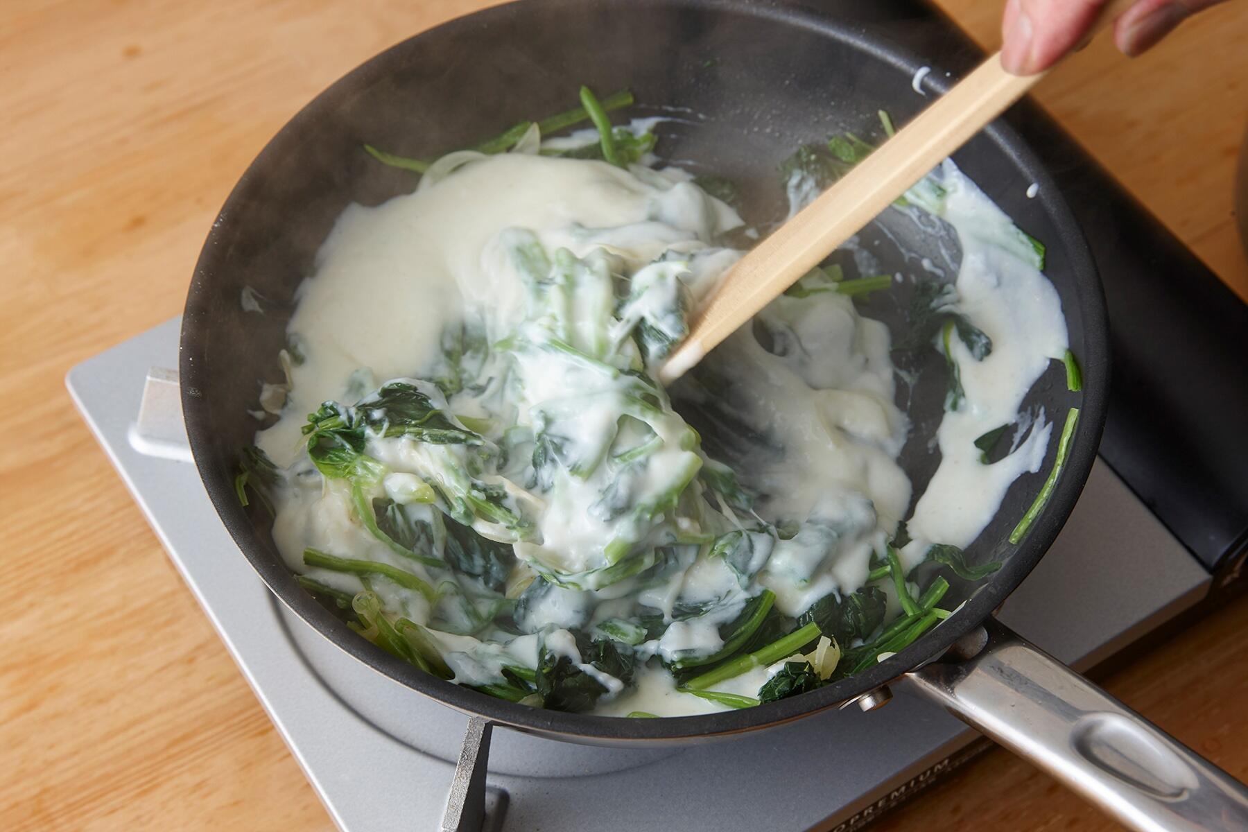 ソースを加える