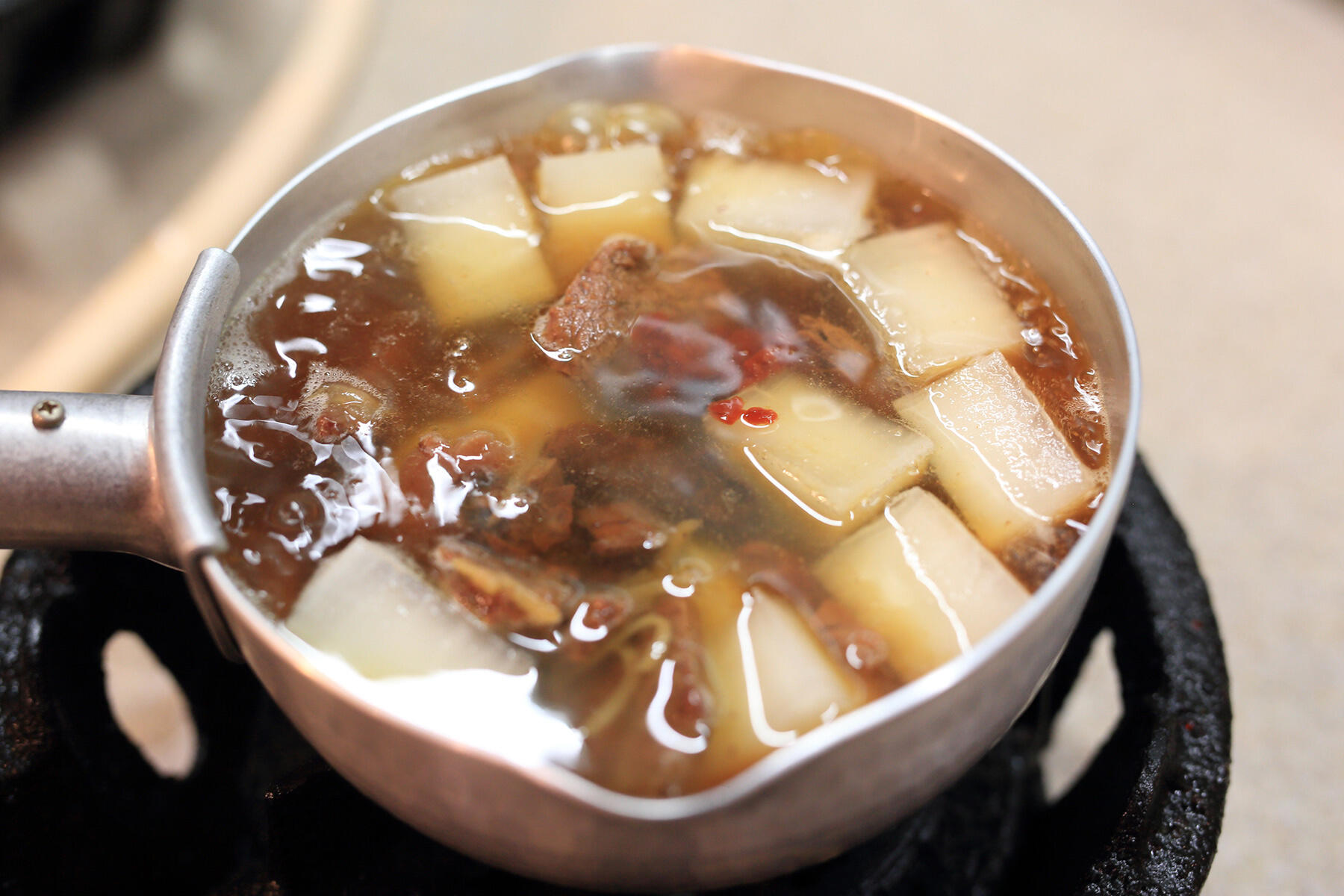 くじらの大和煮缶を加える