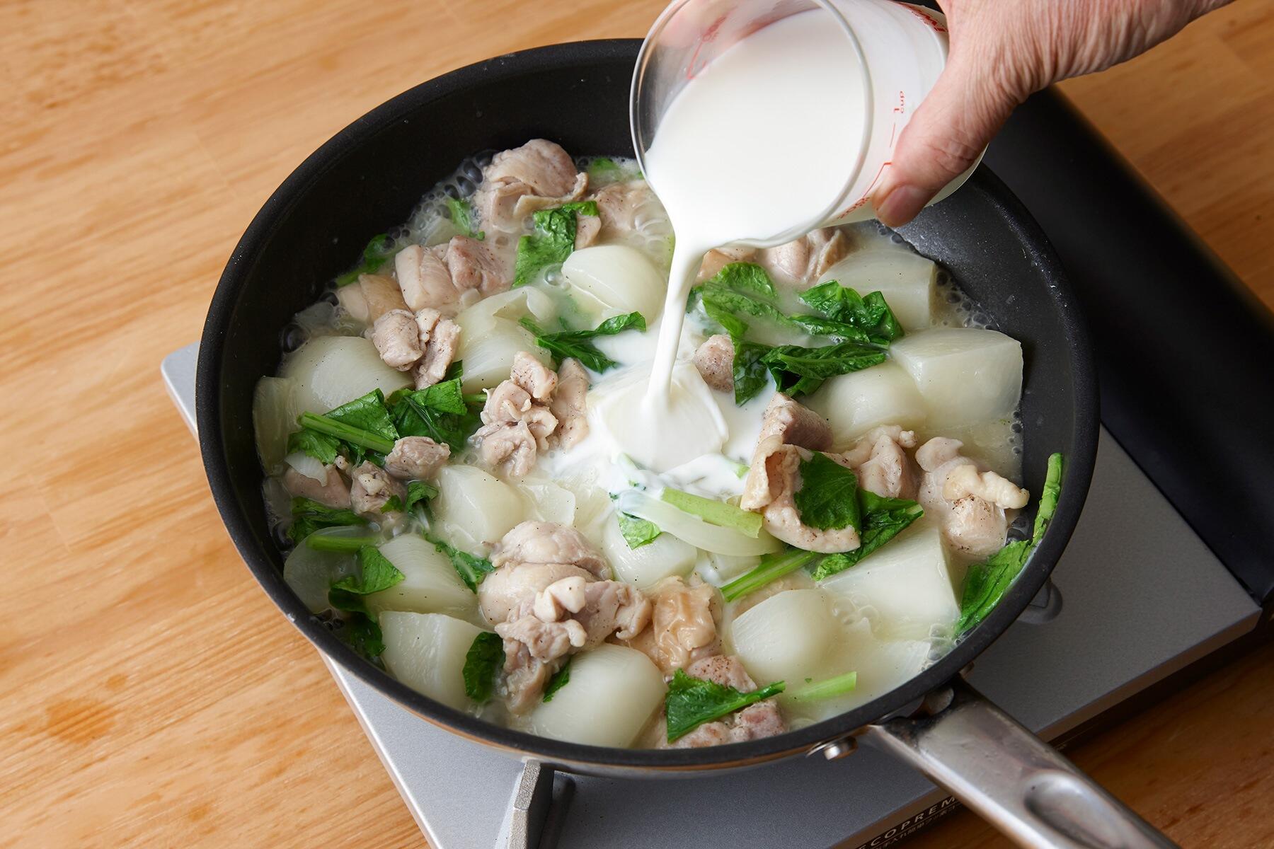 かぶと牛乳を加える