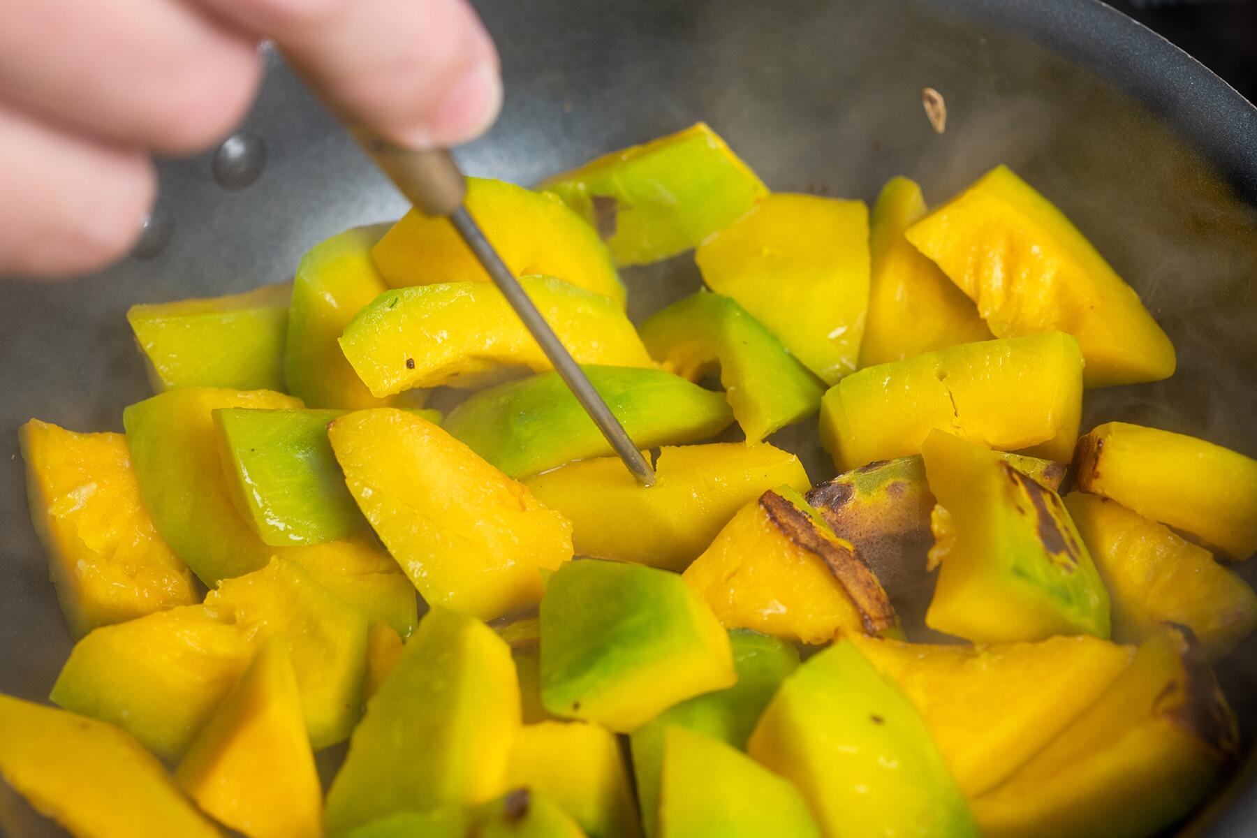 蒸し焼きにする