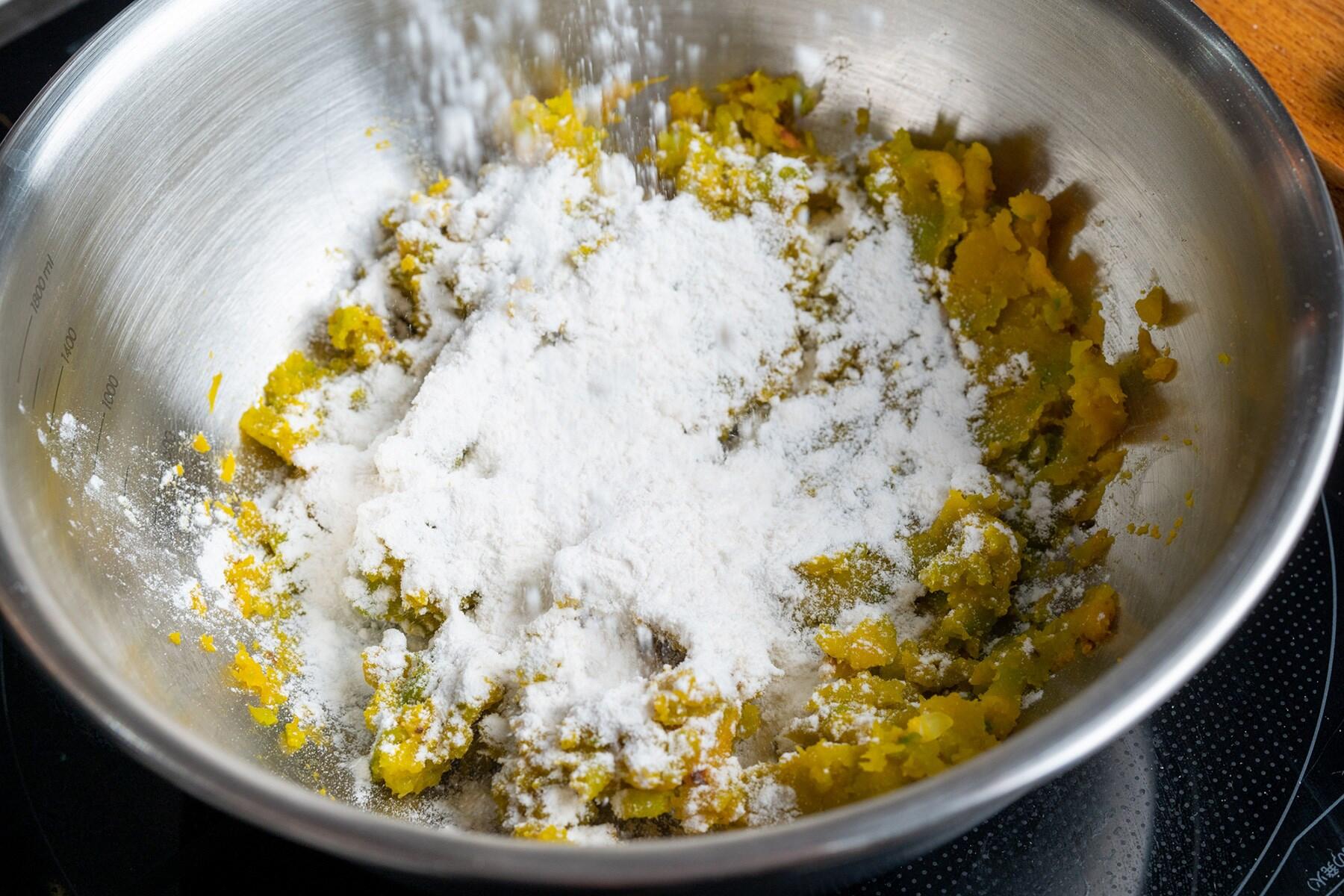 小麦粉を加え混ぜる