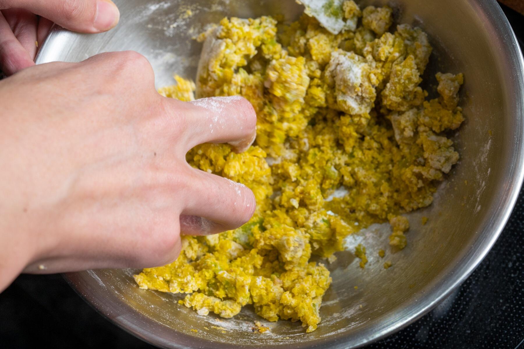 小麦粉を加え混ぜる