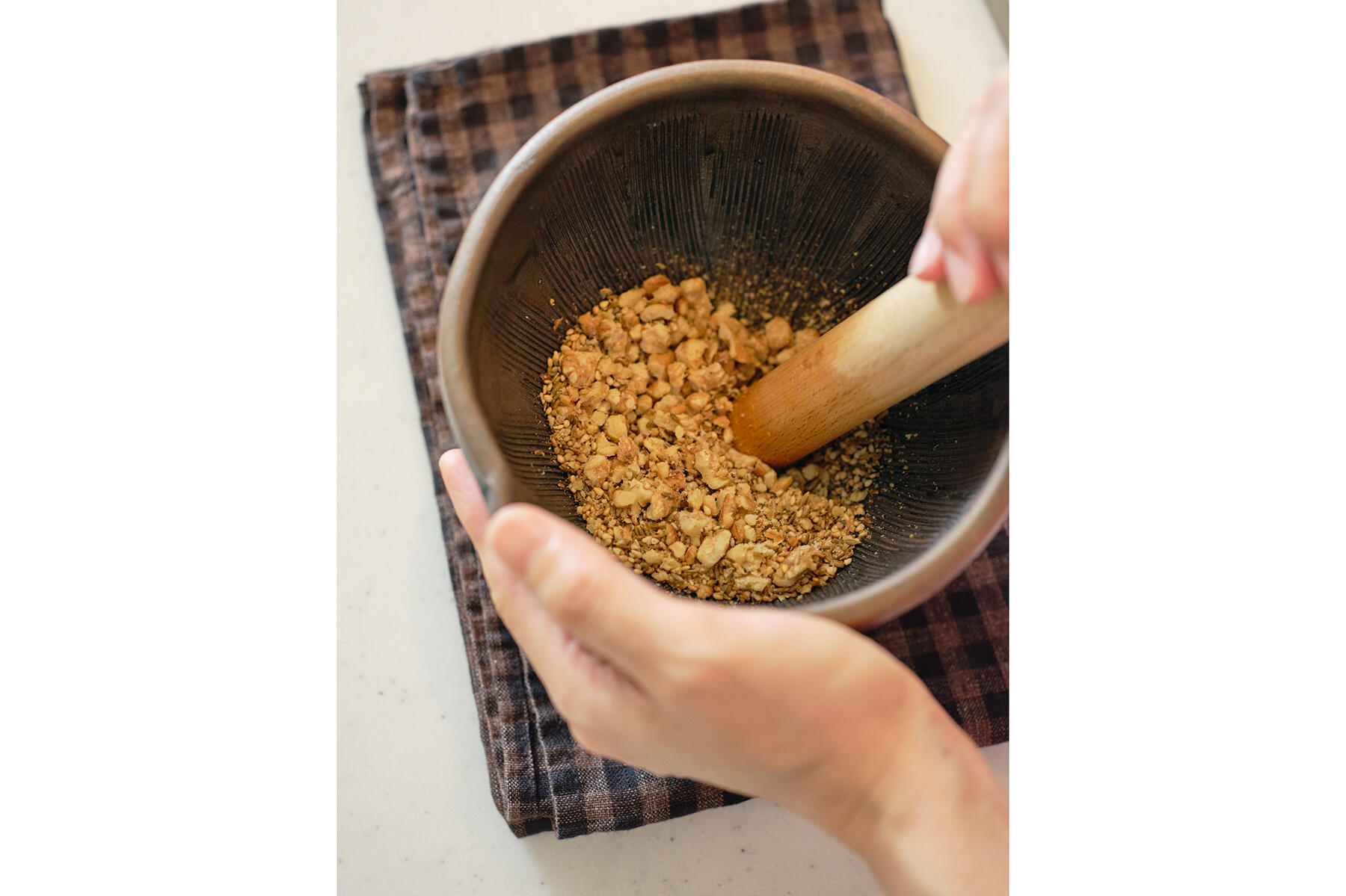 クルミを加え、すり混ぜる