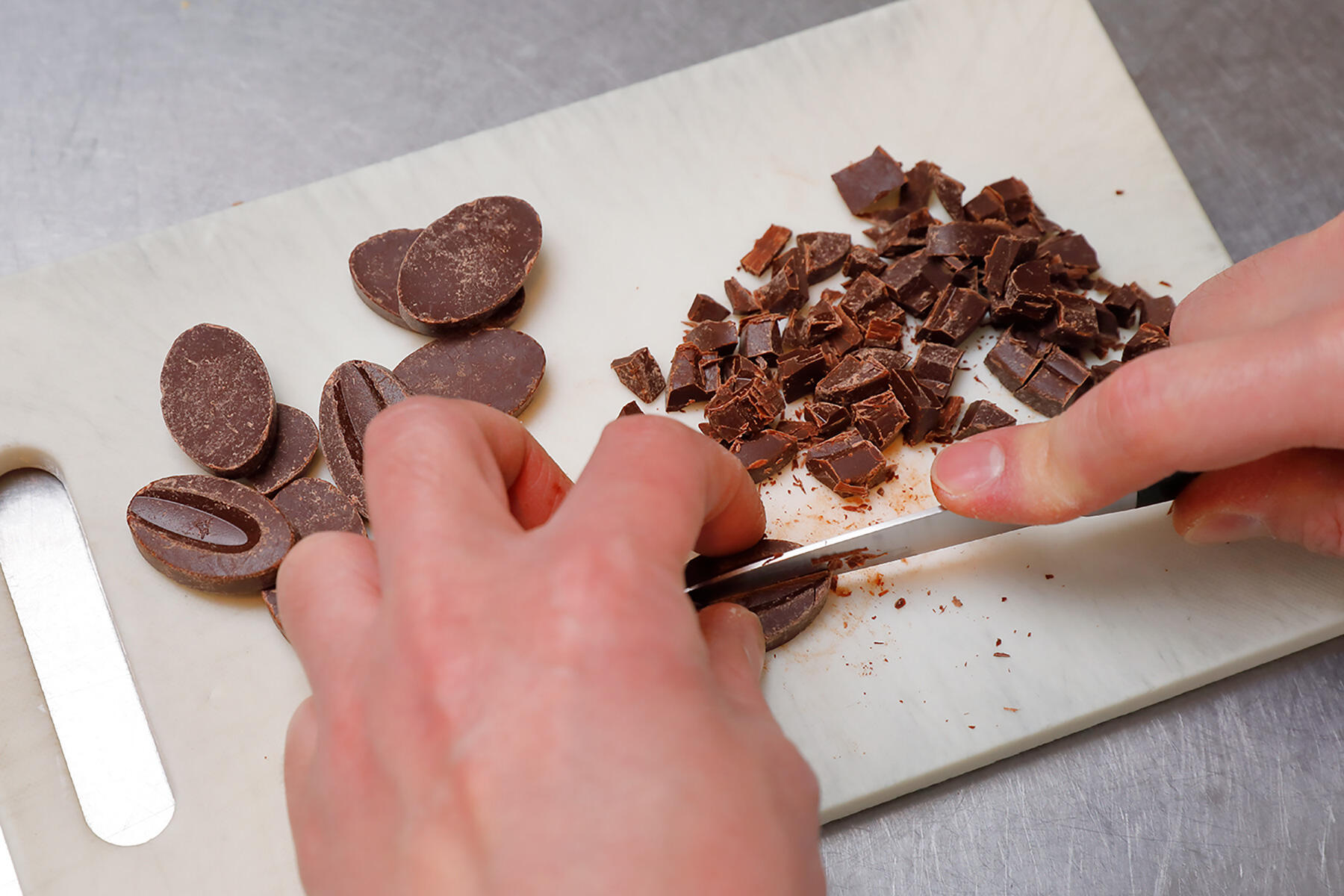 チョコレートを刻む