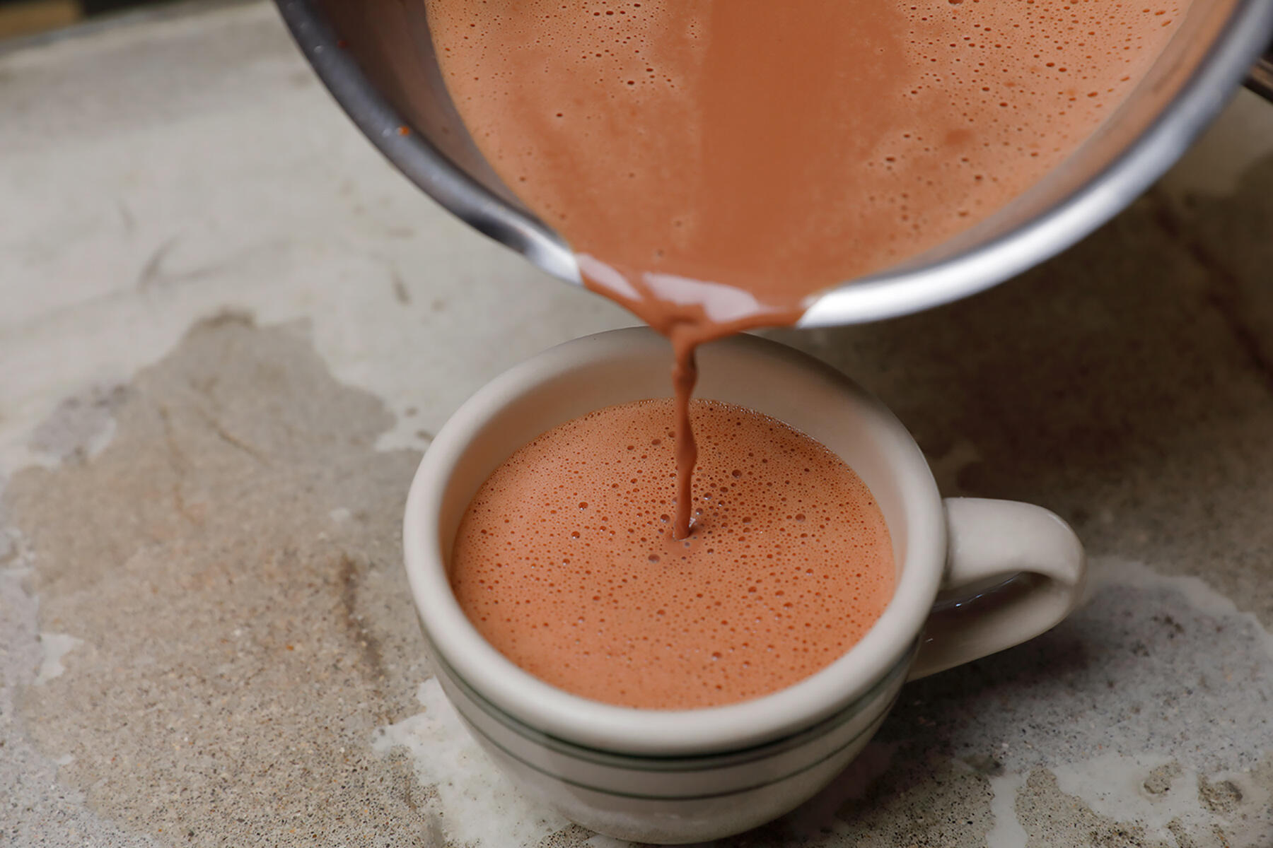 ゆで玉子を入れる