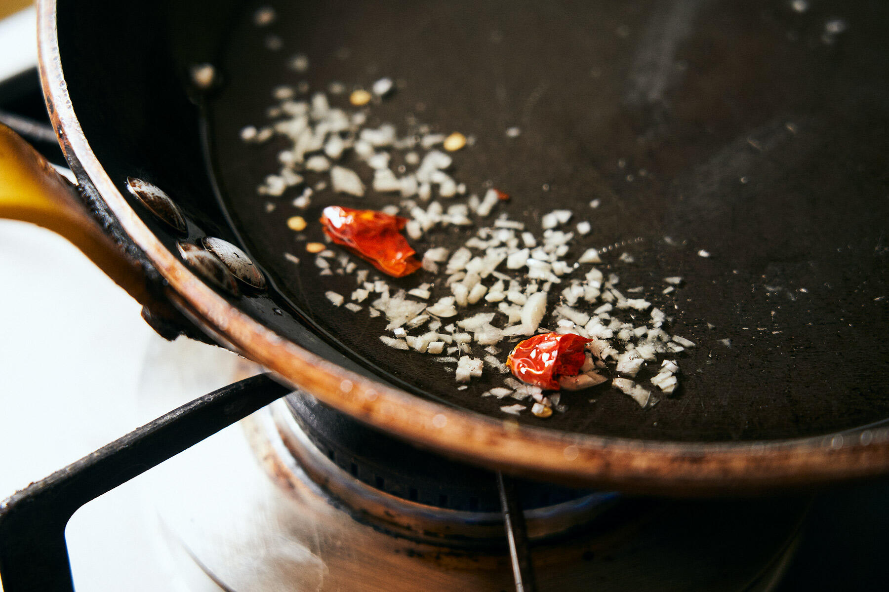 にんにくを火にかける