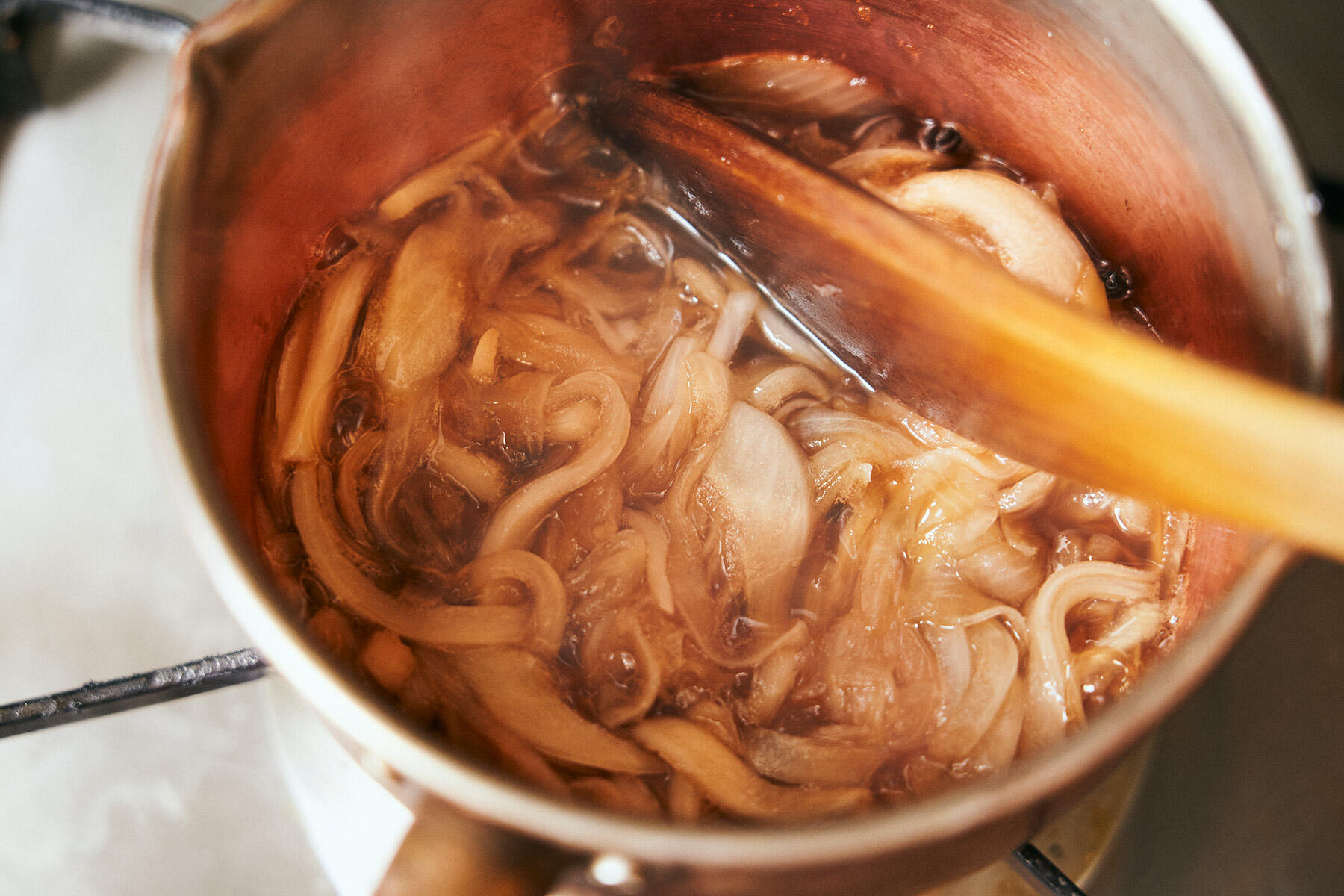 オニオンジャムを煮詰める