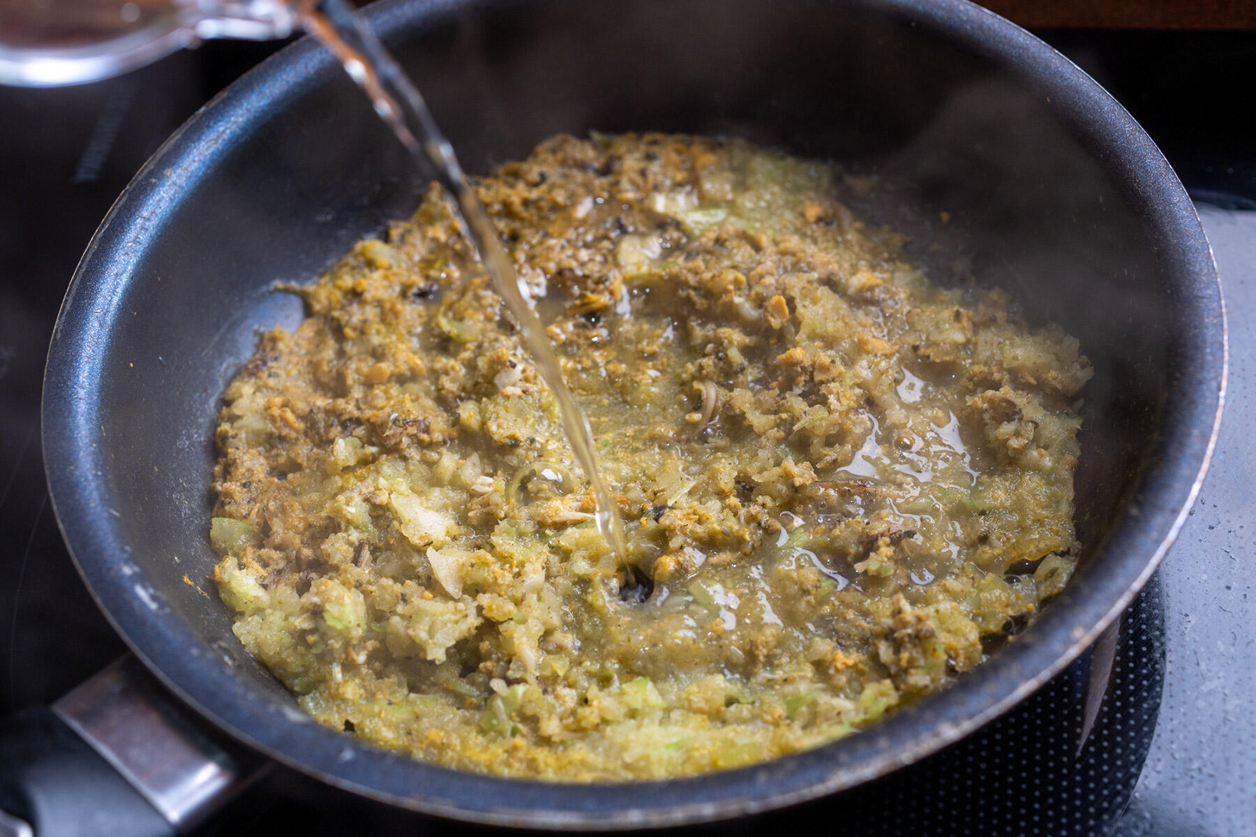 白ワインを加え煮込む